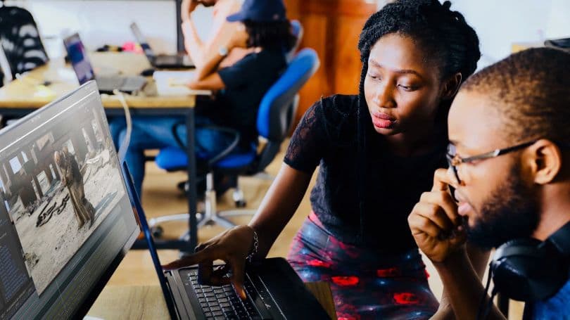 Mulher ensinando um homem Unity