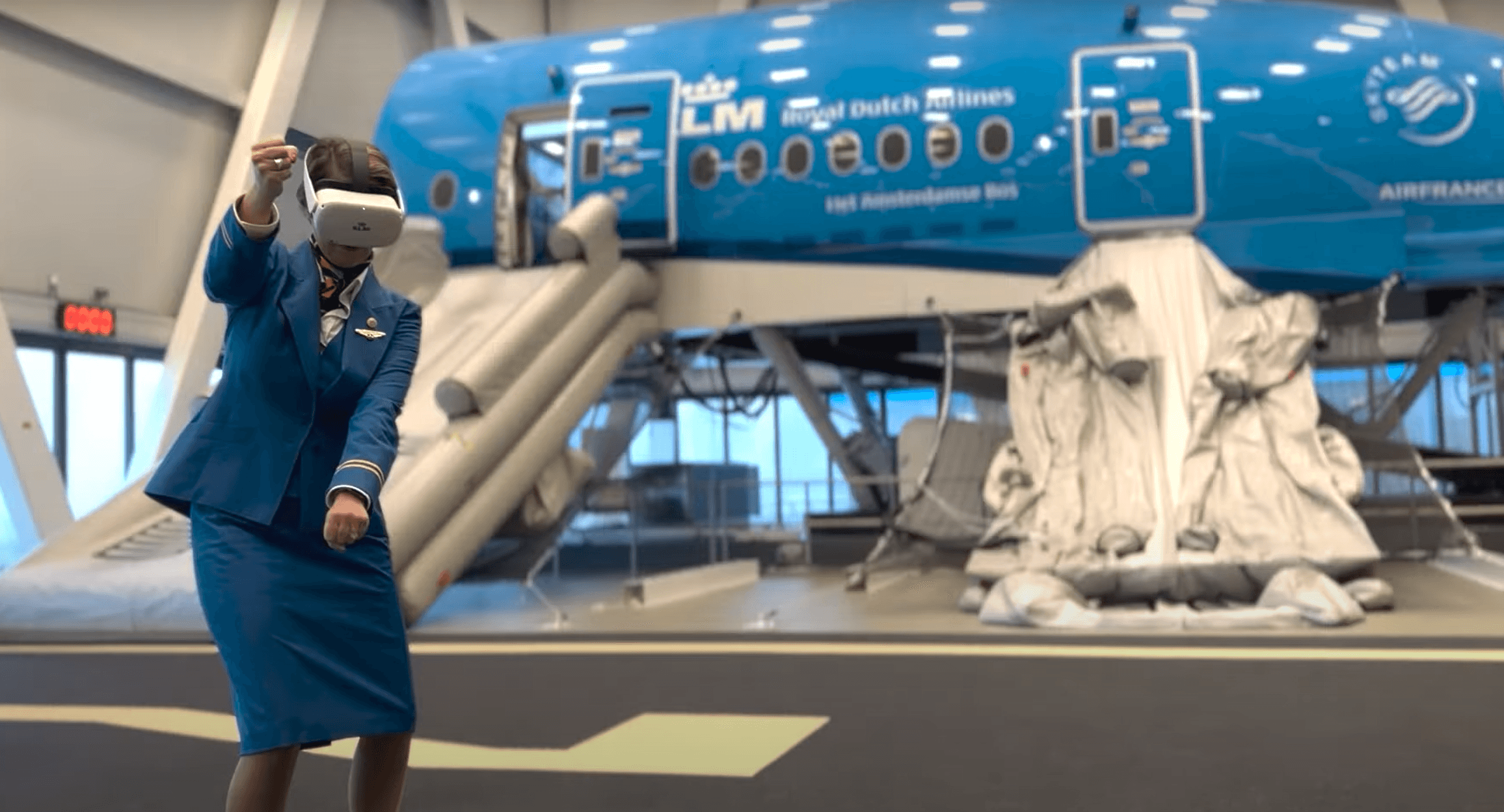 KLM-Stewardess mit VR-Brille