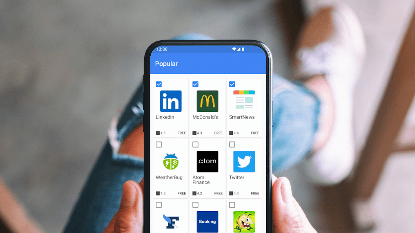 사람들은 휴대전화를 봅니다.